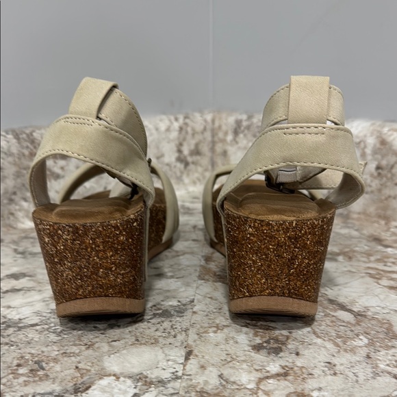 Stylish Cream Sandals - Picture 5 of 9